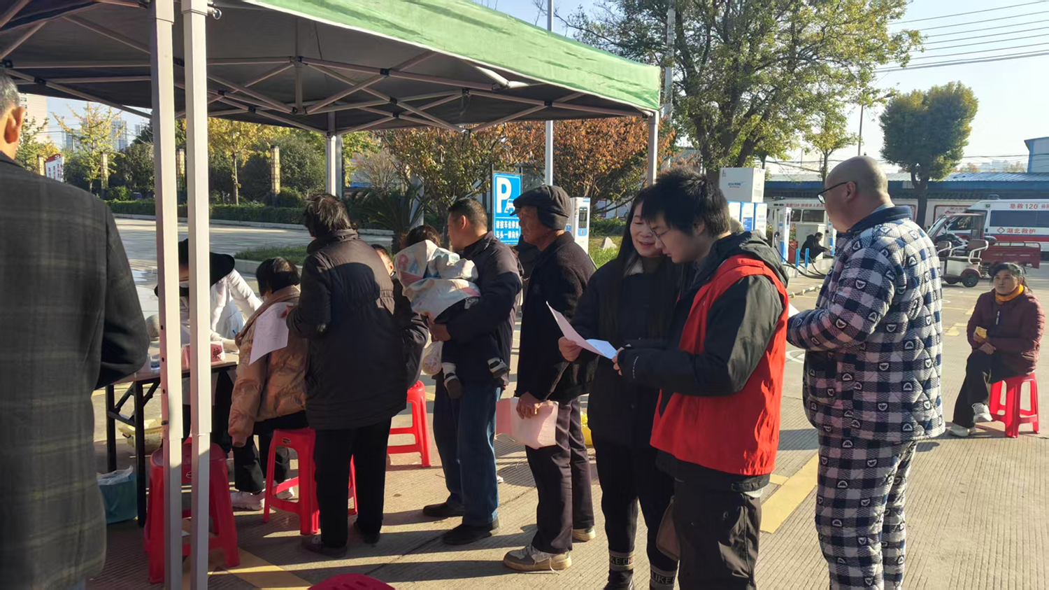 钟祥王家湾社区“侨胞之家”组织侨眷参加义诊活动