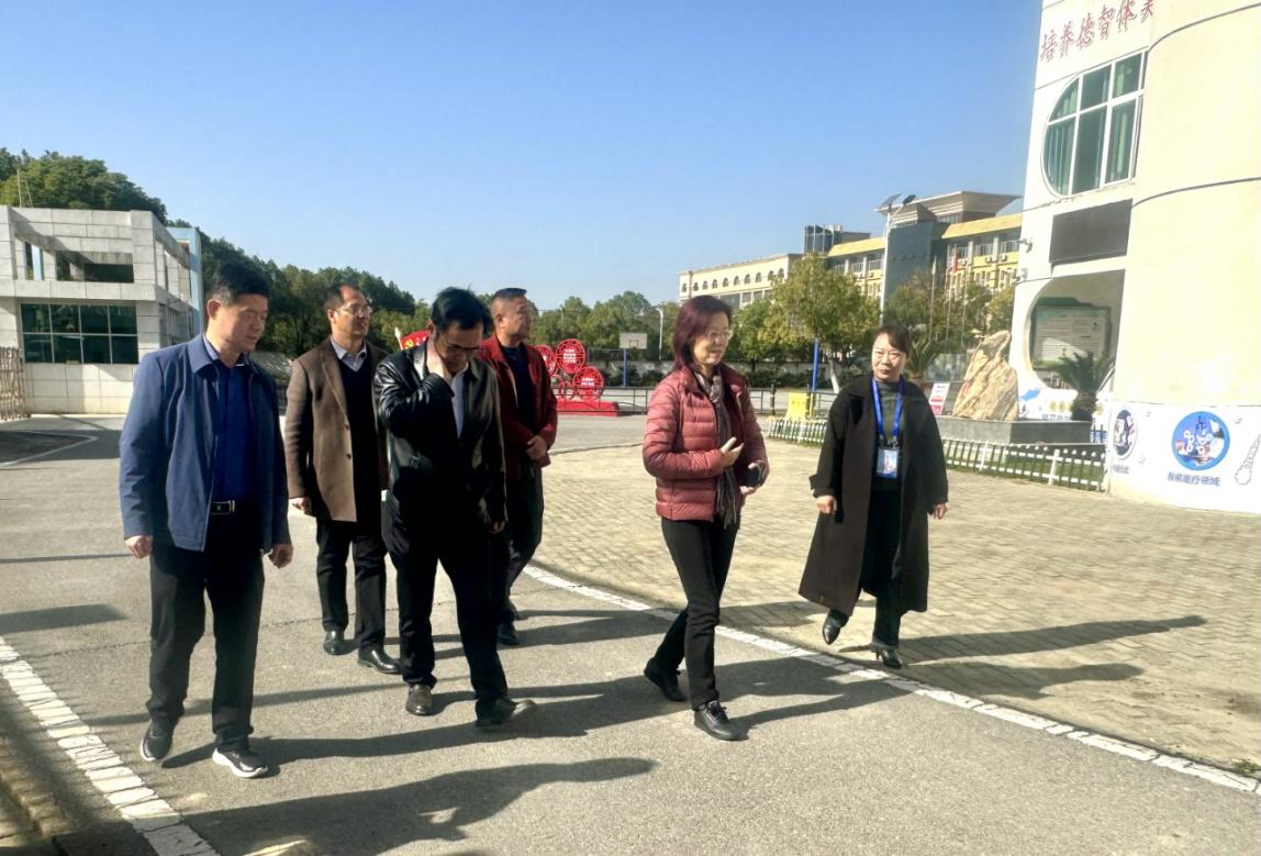 欣欣教育基金会会长回访鄂州市华容区欣欣学校 助力教育发展