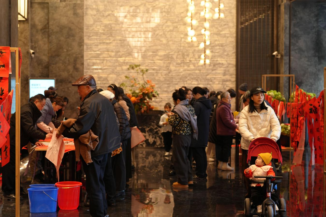 墨香传情暖侨心 邻里同乐迎新春--宜昌市伍家岗李家湖社区“侨胞之家”开展“送福写春联”活动