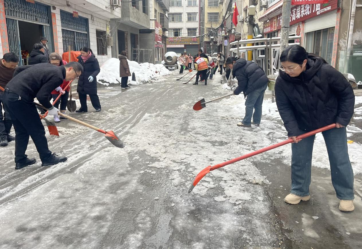 铲雪除冰保畅通 襄阳谷城县侨联在行动