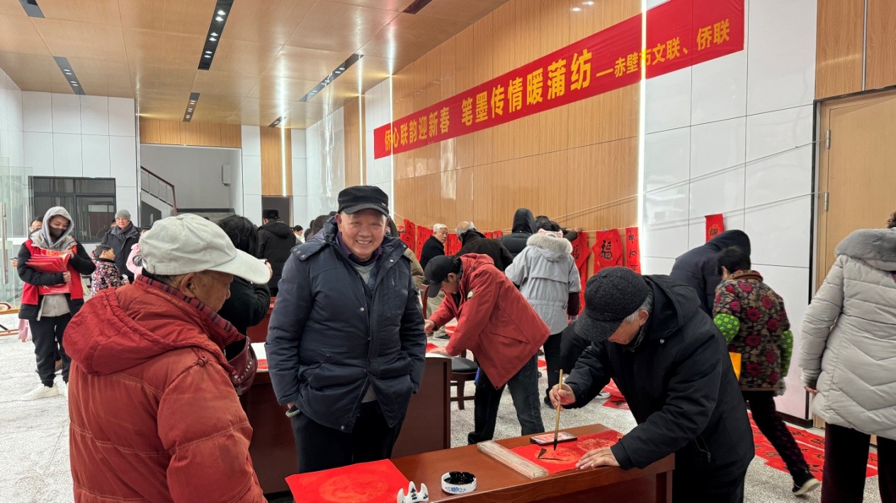 侨心联韵迎新春 笔墨传情暖蒲纺赤壁市侨联开展送春联下基层活动