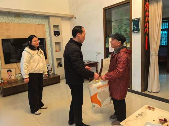 洪湖市侨联春节前夕走访慰问困难侨眷及重要侨领家属