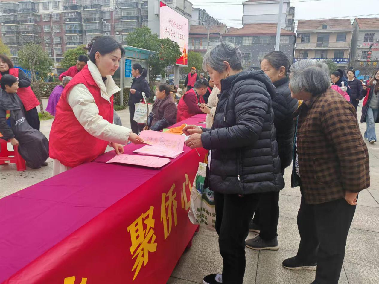 鄂州市梁子湖区侨联开展学雷锋暨侨法宣传 志愿服务活动