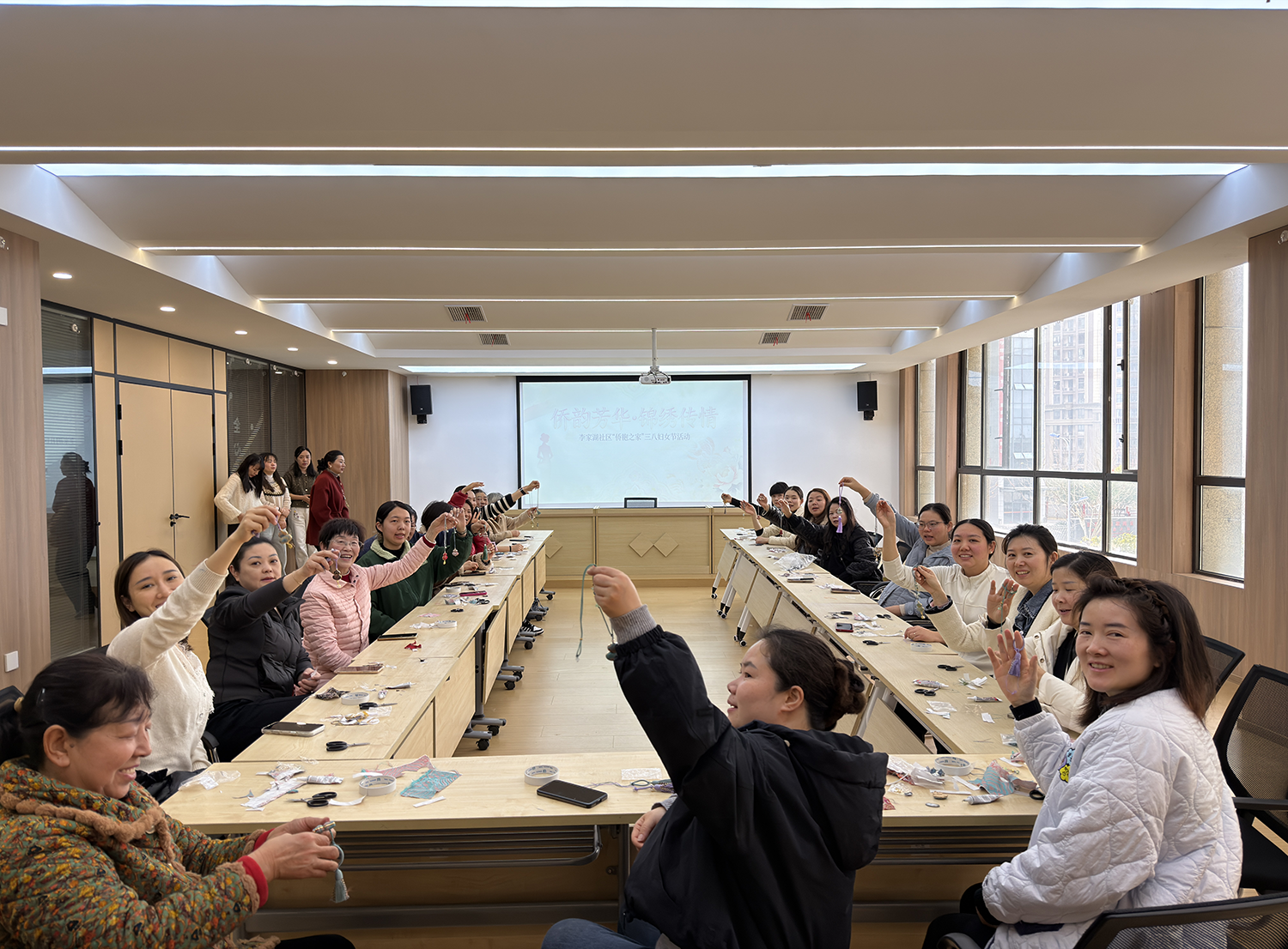 李家湖社区“侨胞之家”： 锦绣传情庆“三八” 侨韵芳华暖人心