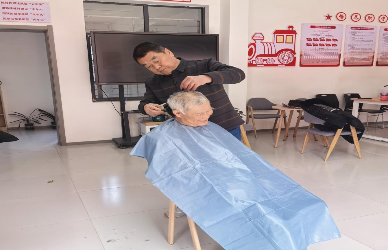 襄阳樊城区侨联：二月二龙抬头 爱心义剪暖侨心