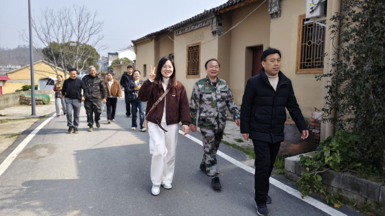 大悟县侨界人士在柳林村金秋家园侨胞之家举行学习交流活动