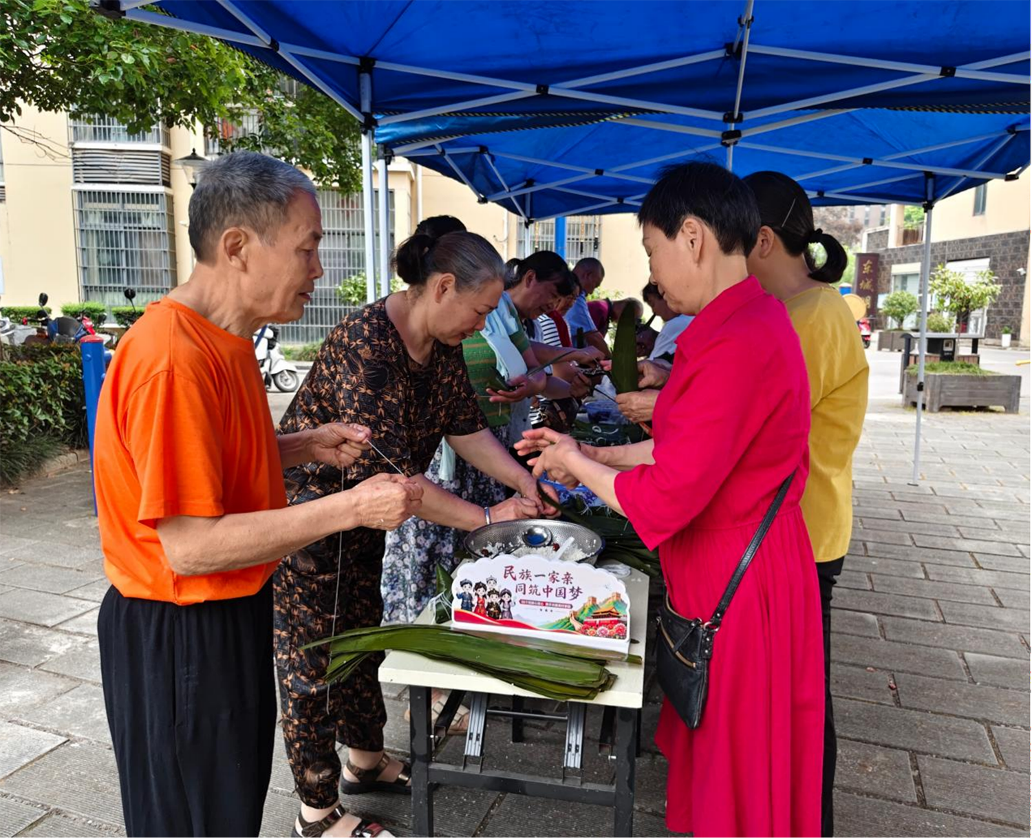 当阳市东门楼社区侨胞之家开展“粽香融侨情 邻里话同心”侨界迎端午主题活动
