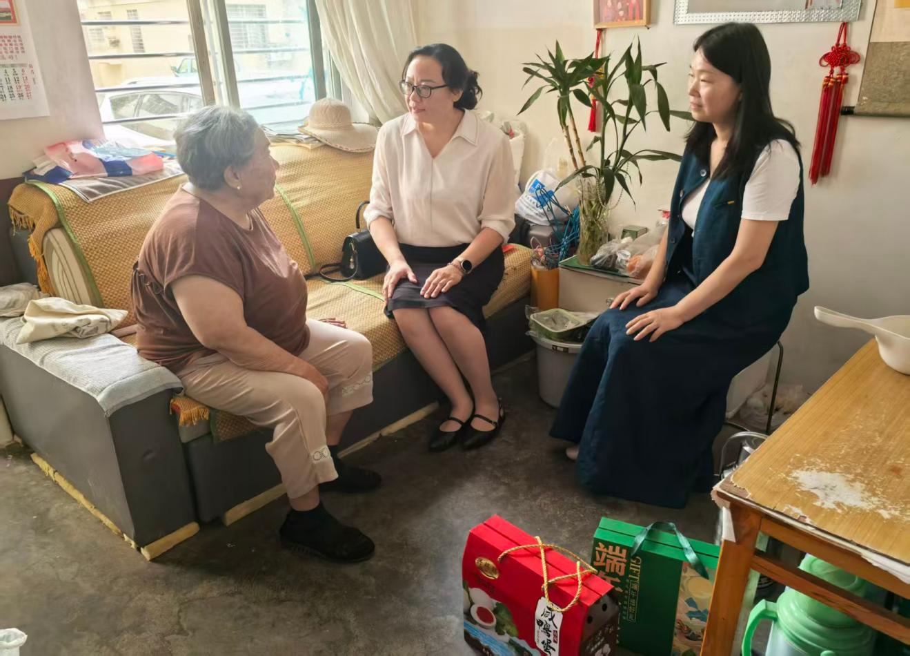 襄阳南漳县侨联开展端午走访慰问老归侨活动