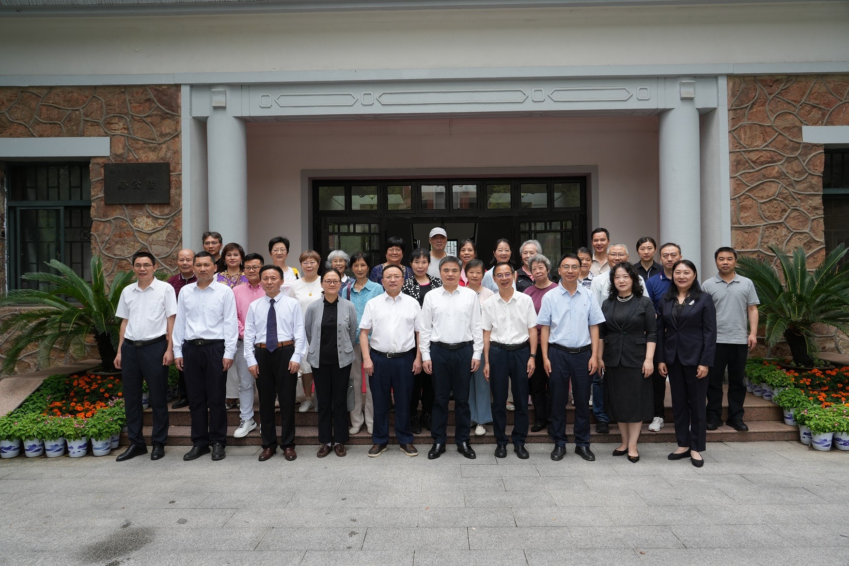 冯伟出席华中师范大学第六次归侨侨眷代表大会