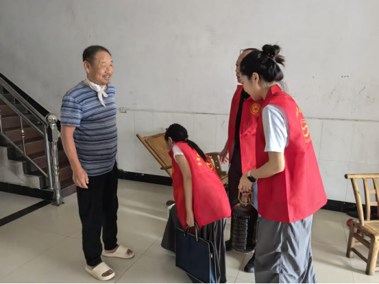 洪湖市侨联志愿服务队走访慰问高龄困难侨眷